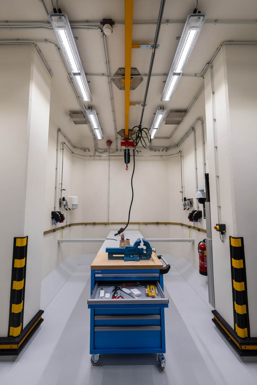 Een ruimte met een werktafel en een gereedschapskist.