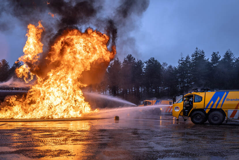 Brandweermannen oefenen in het blussen van een verkeersvliegtuig.