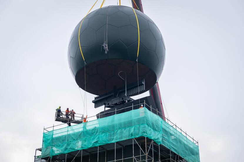 De radome wordt geplaatst over de radar in Wier.
