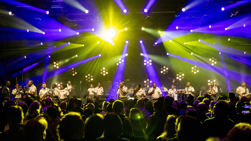 De band van de Militaire Kapel Suriname op het podium.