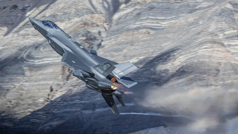 Op de foto’s een vliegende F-35.