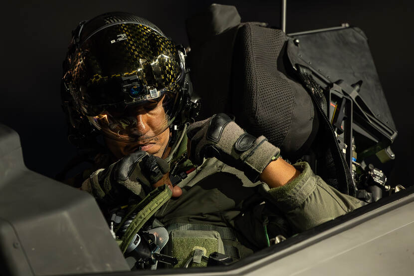 een close up van een vlieger die in de cockpit zit.