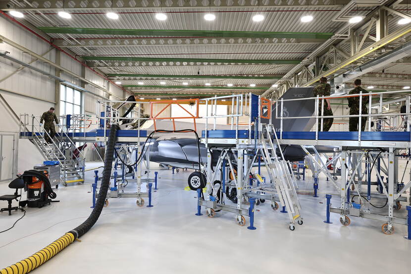 Een F-35 staat in onderhoud op Vliegbasis Woensdrecht.