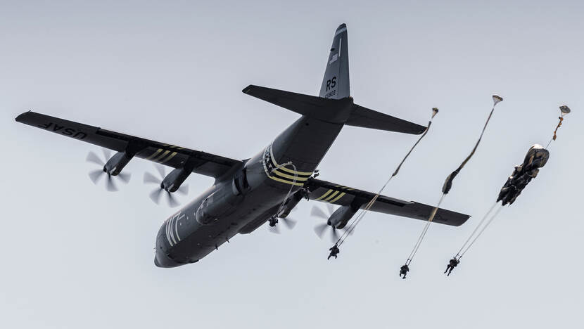 Een Amerikaans vliegtuig van onder af gezien, met op de romp en vleugels zwart-witte invasiestrepen.