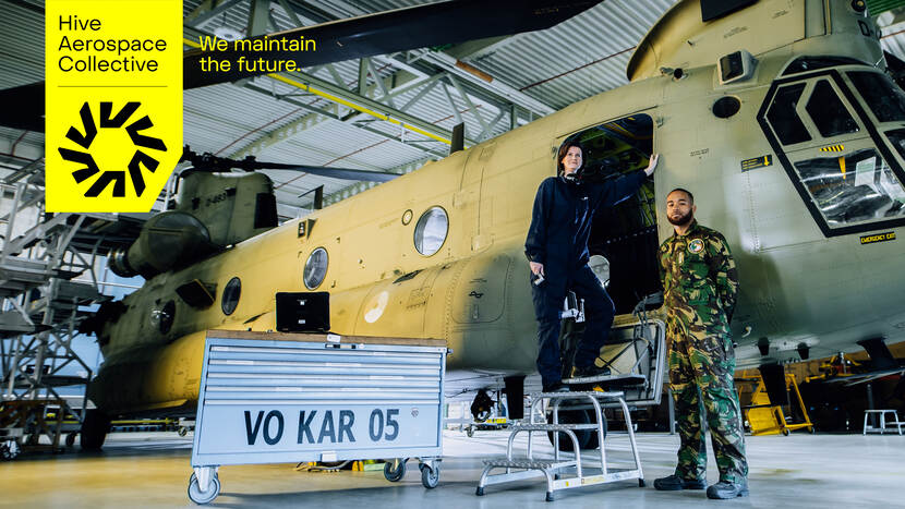 Poster van HIVE Aerospace Collective met daarop een Chinook en een civiele en militaire monteur.