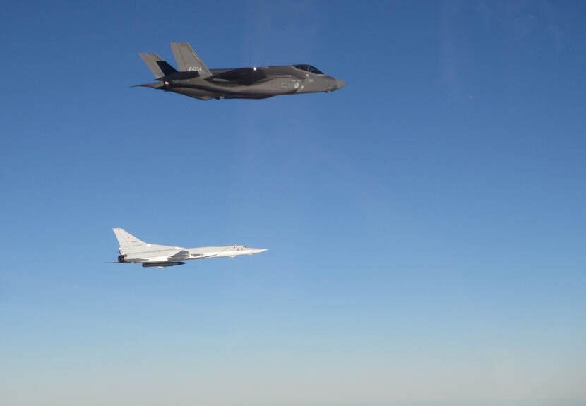 Een Nederlandse F-35 vliegt naast een Russische Tu-22.