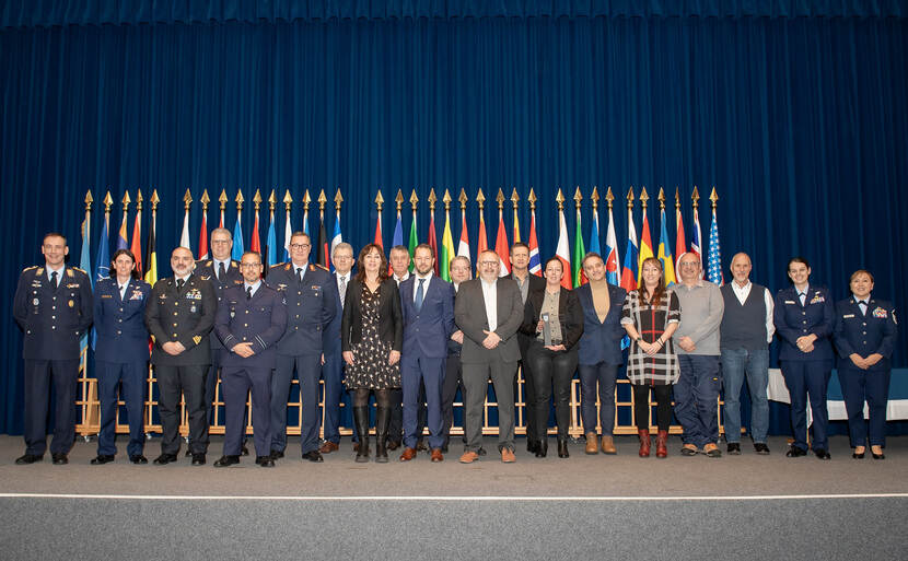 Alle gedecoreerden poseren naast elkaar op een podium.