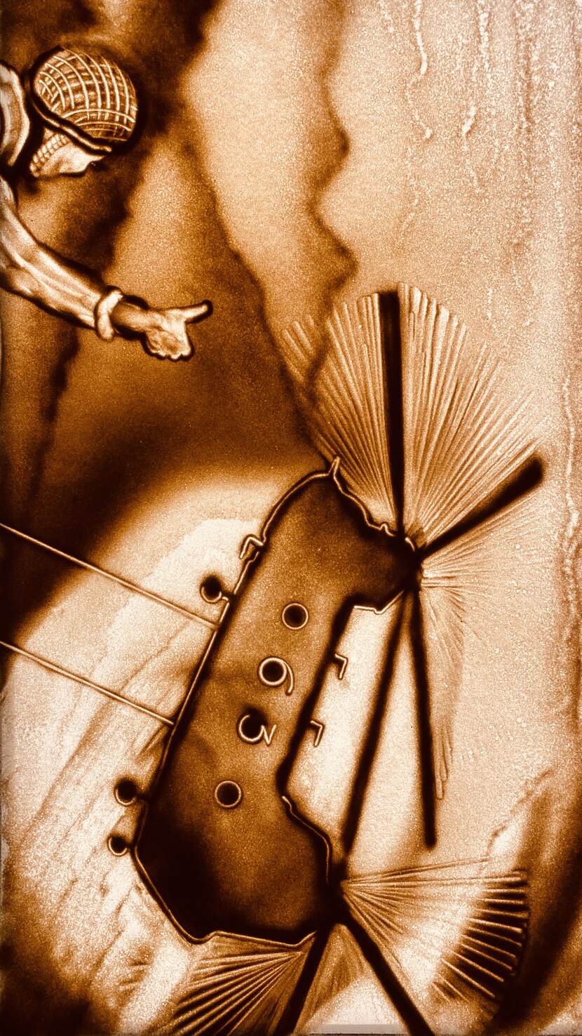 Zandtekening van een Chinook en een militair.