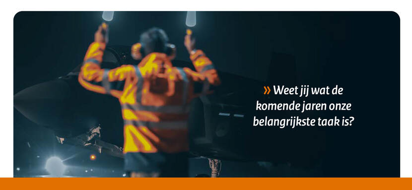 Een marshaller met oranje jas leidt in het donker een vliegtuig. In de foto staat de tekst: Weet jij wat de komende jaren onze belangrijkste taak is?