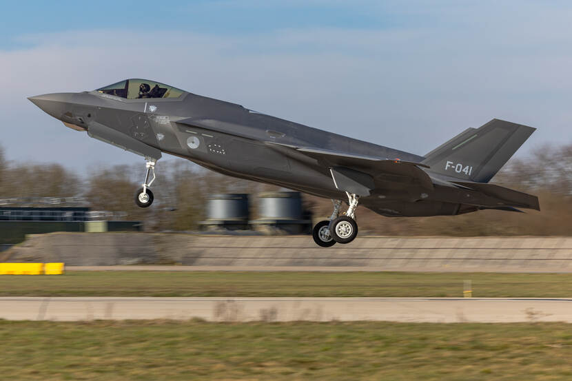 De F-041 landt op Vliegbasis Volkel.