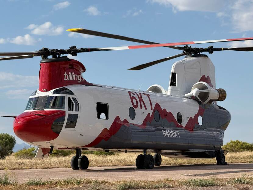 Een Chinook in wit-rood-grijze kleuren van de firma Billings