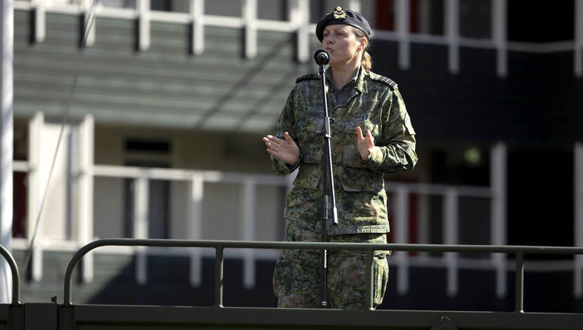 Commandant KMSL Vliegbasis Woensdrecht kolonel Franka Teunissen-van de Kamp spreekt de aanwezigen toe.