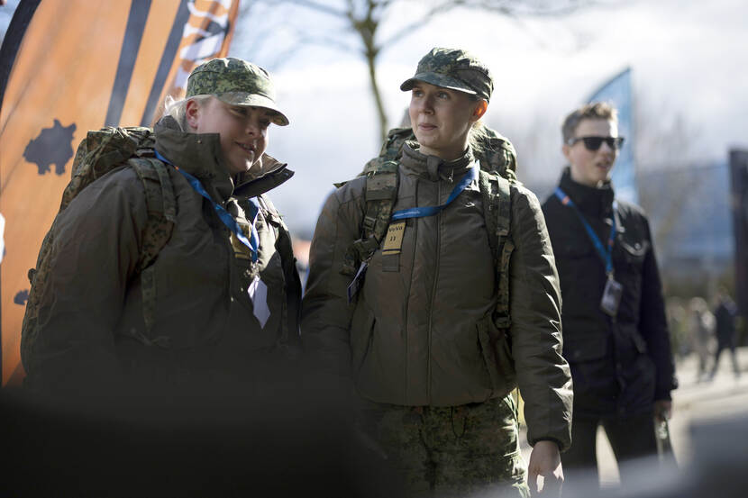 Jenna loopt met andere leerlingen van de VeVa-klas langs de informatiestands.