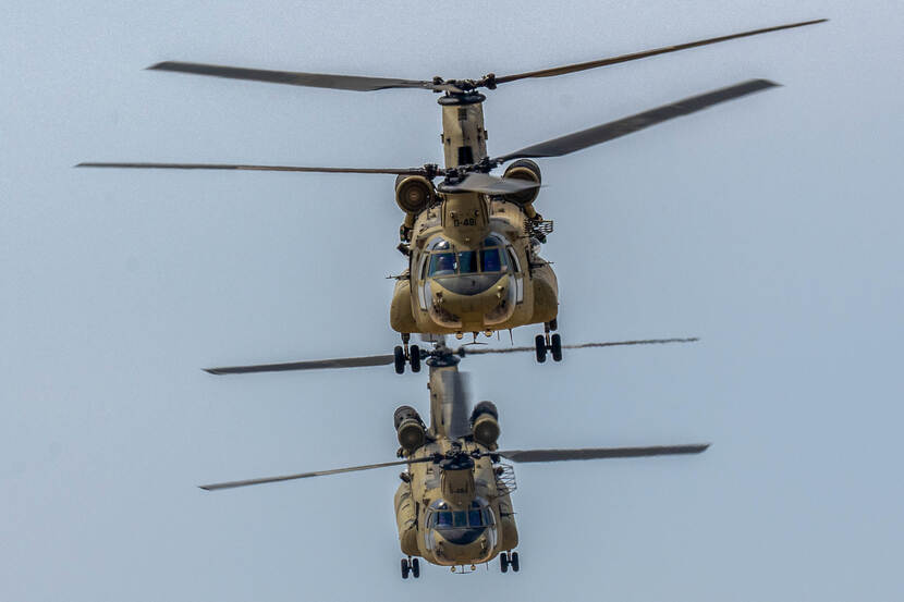 Twee Chinooks vliegen achter elkaar.