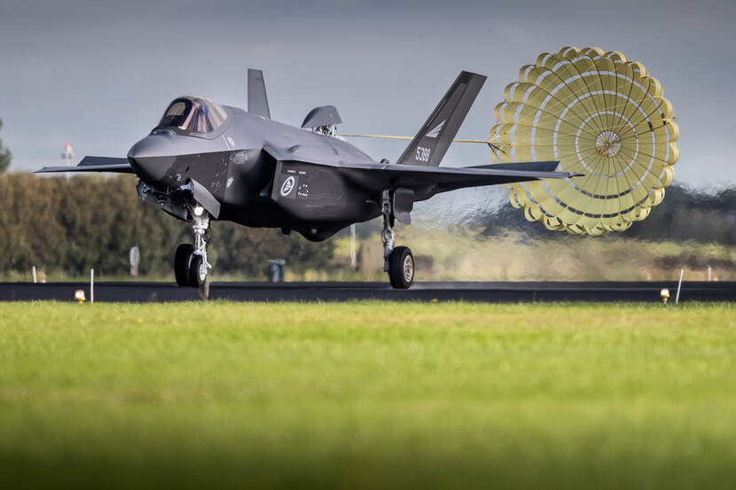 F-35 met remparachute op landingsbaan.