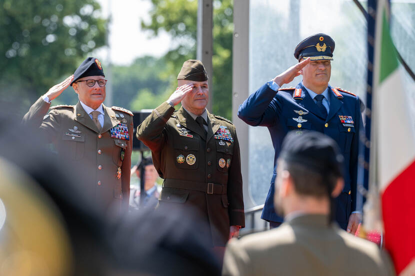 De generaals Gerhartz en Miglieta schudden elkaar de hand.