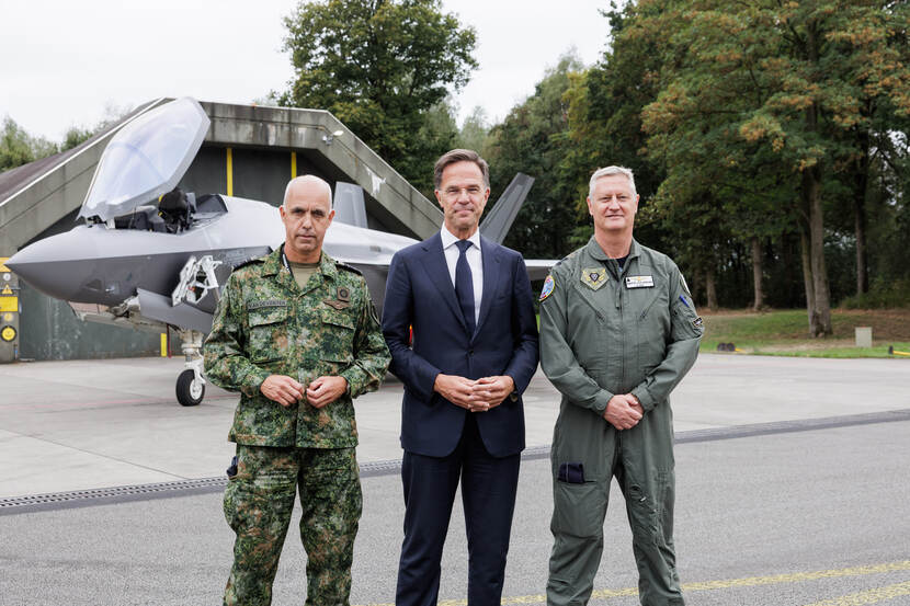 Rutte temidden van Van Deventer en Van Egmond voor een F-35.