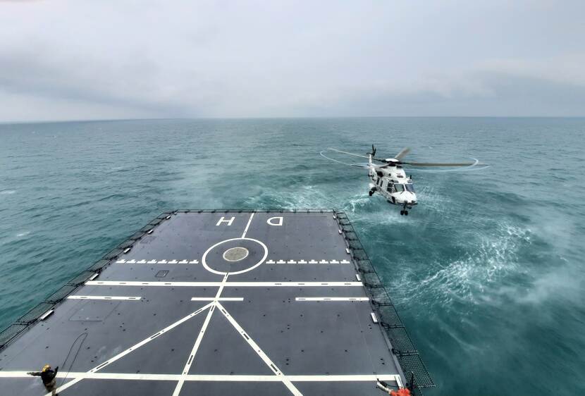 NH90 nadert een schip voor een deklanding.