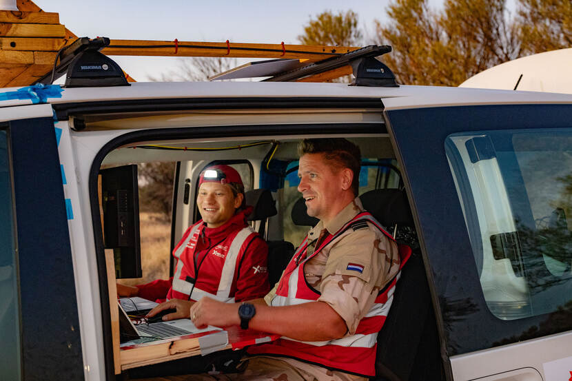 Majoor Robin de Wit achter een laptop in de weerauto.