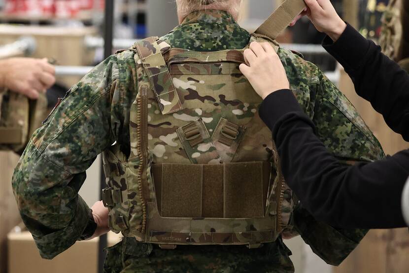 Close-up van een scherfvest op een vrouwenlichaam.