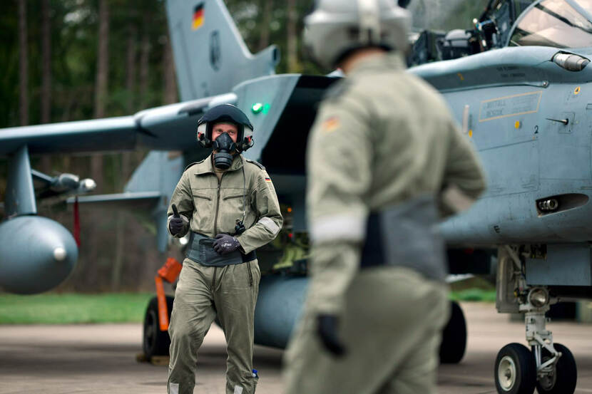 Twee Duitse militairen pratend voor een Duits gevechtsvliegtuig.