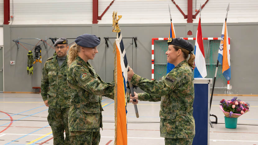Teunissen-van de Kamp overhandigt de vlag aan Alta.