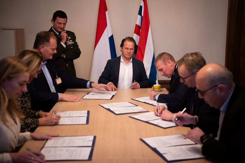 Tuinman ondertekent intentieverklaringen samen met vertegenwoordigers van opleidingen.