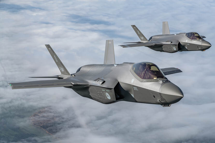Twee vliegende F-35’s.