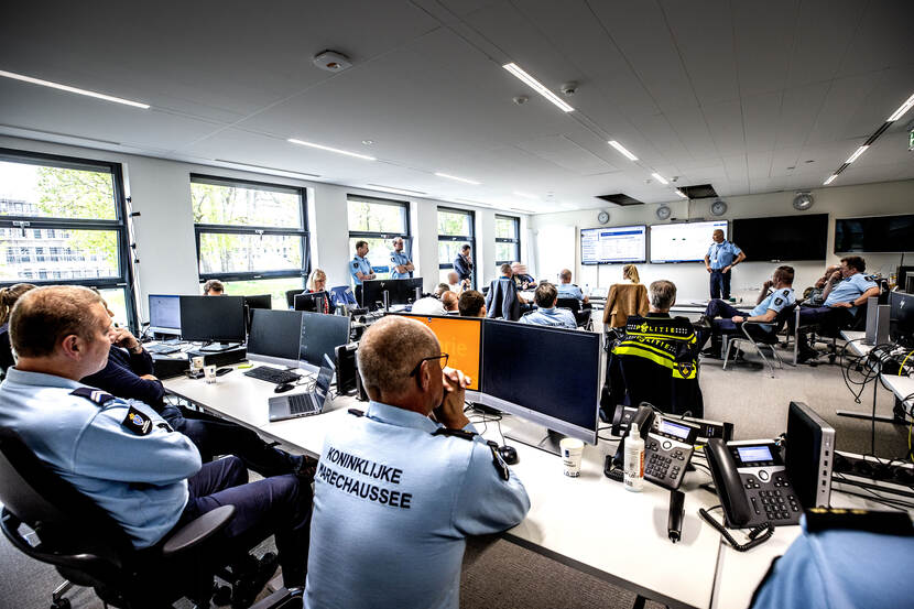 De Staf Grootschalig en Bijzonder Optreden in hun werkruimte.