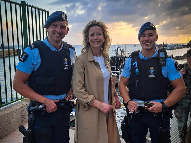 Minister van Defensie samen met 2 KMar-collega's in het Caribisch gebied.