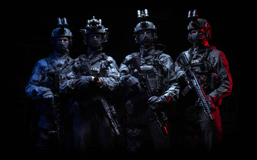 4 collega's van de Dienst Speciale Interventies poseren in vol ornaat.