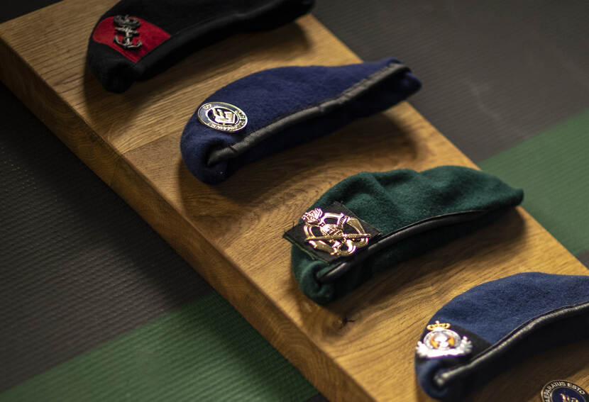 4 baretten van onderdelen die deel uitmaken van de Dienst Speciale Interventies.