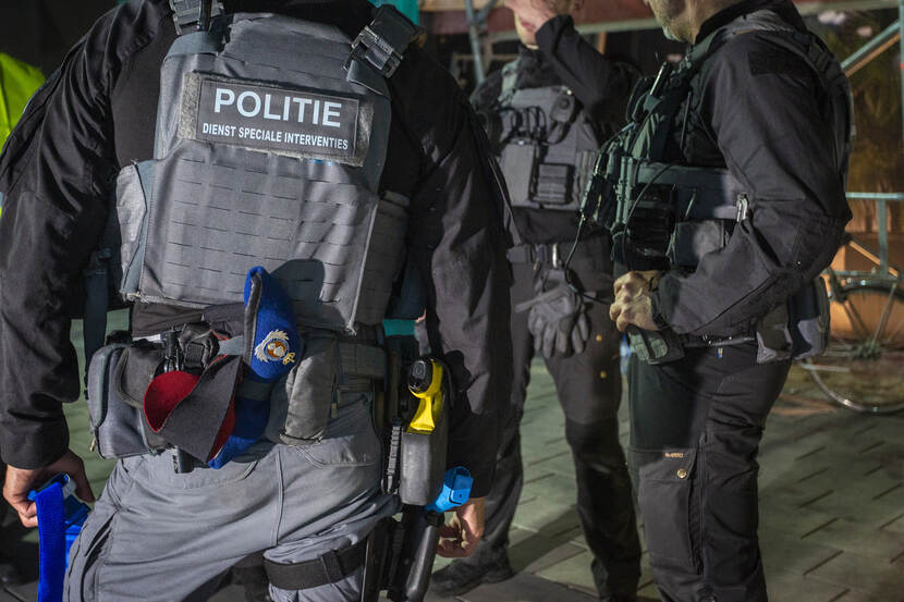 Collega's van de Dienst Speciale Interventies.