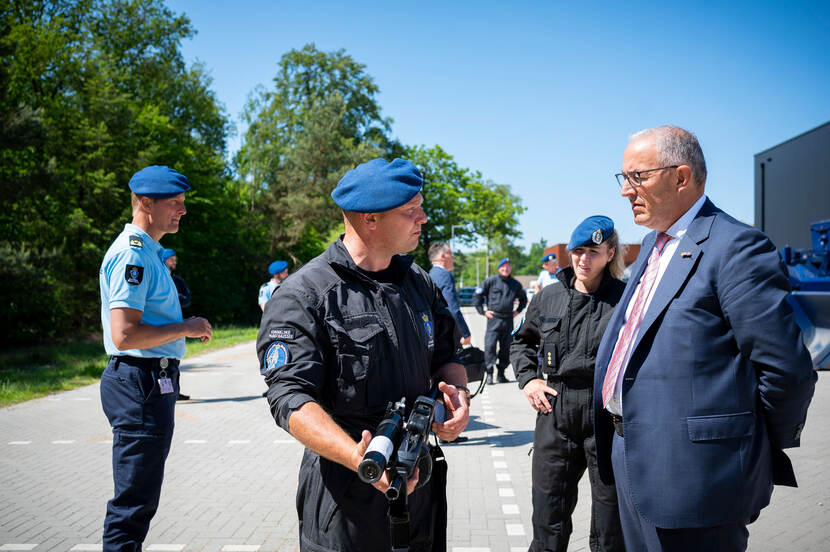 Burgemeester Aboutaleb krijgt uitleg van een collega van de Landelijke Bijstand Organisatie.