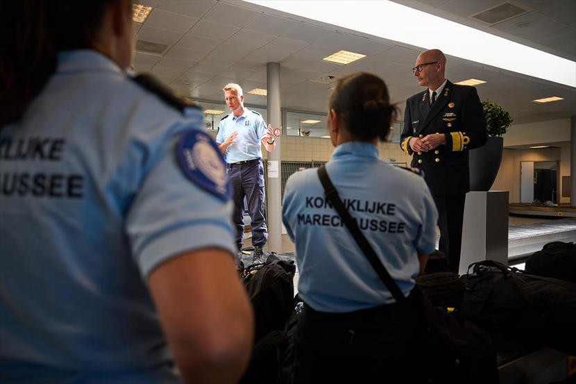 Jos Pieters verwelkomt collega's die zijn teruggekeerd uit Oekraine.