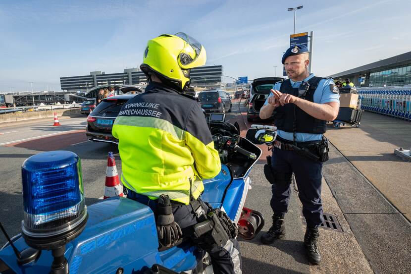 Als ‘commandant Plaza’ stuurt Jeffrey meerdere collega’s aan die binnen en buiten Schiphol surveilleren.