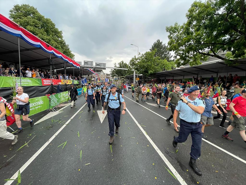Marechausseewandelaar met het vaantje in zijn hand.