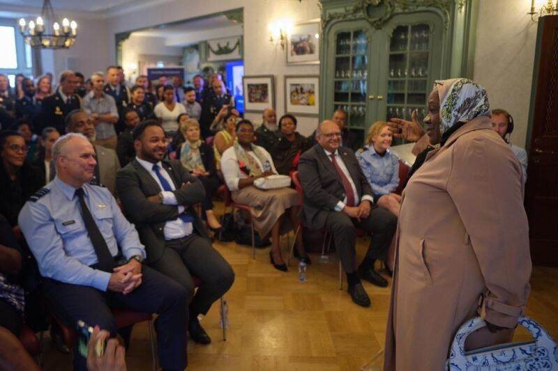 Foto van een zaal met mensen tijdens Keti Koti.