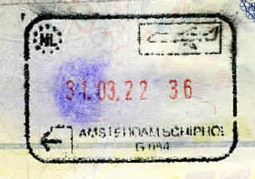 Een close-up van de uitreisstempel die Bart moest controleren.