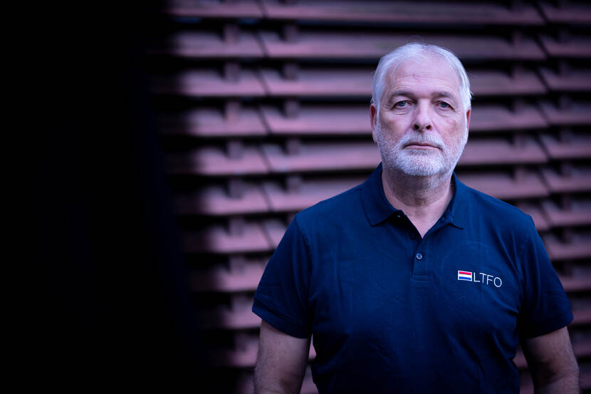 Adjudant Erik van den Bos gefotografeerd tijdens het interview.