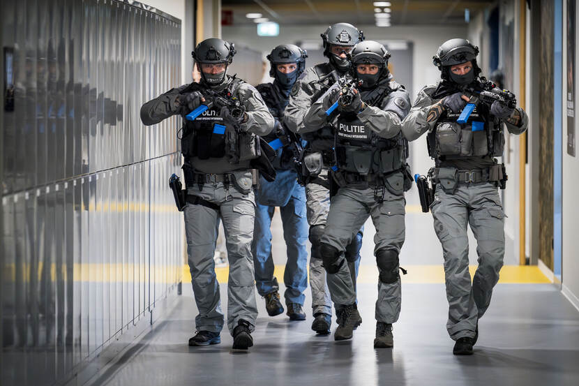 Het arrestatie- en ondersteuningsteam in actie tijdens het schoolshooting-scenario.
