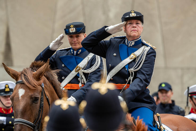 Annelore Roelofs te paard in haar rol als gouverneur der residentie.