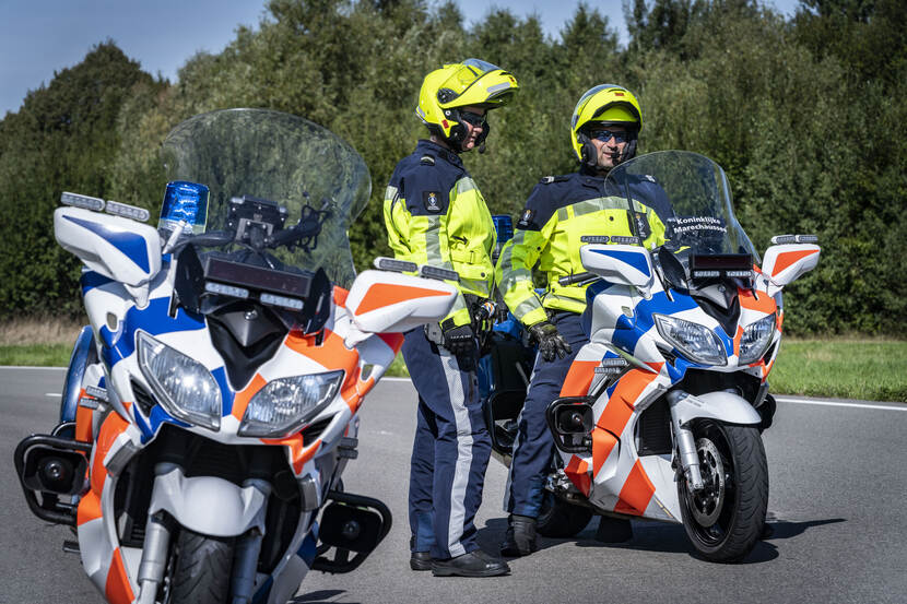 2 motorrijders in het nieuwe motorpak.