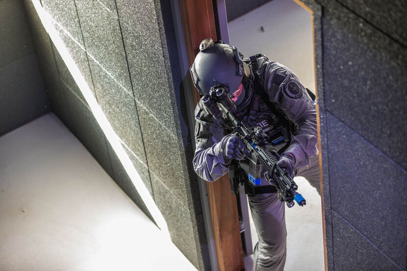 Een collega met getrokken wapen aan het werk in de nieuwe schietfaciliteit.