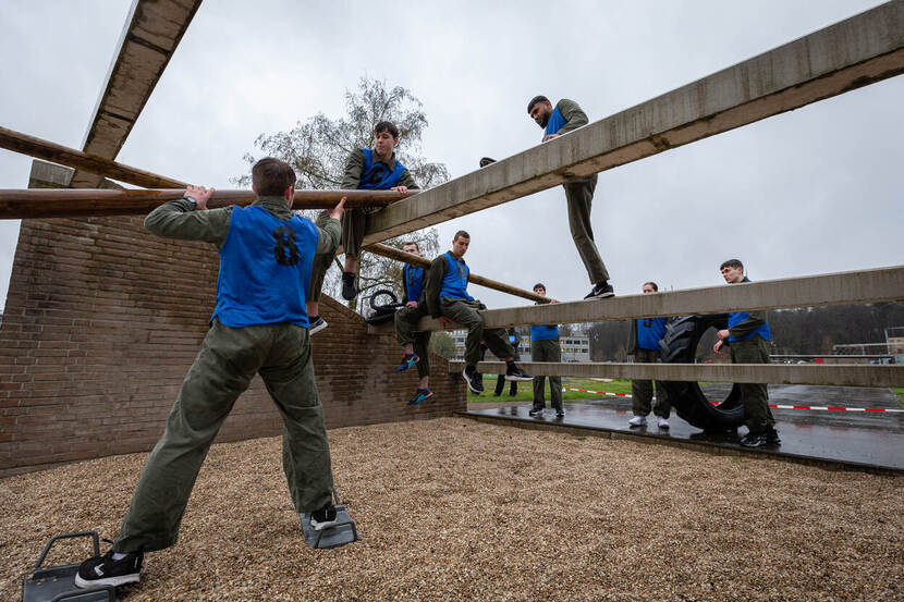 Leerlingen op de hindernisbaan.