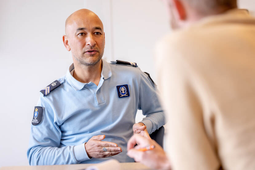 Opperwachtmeester Jeroen Vriens in gesprek.