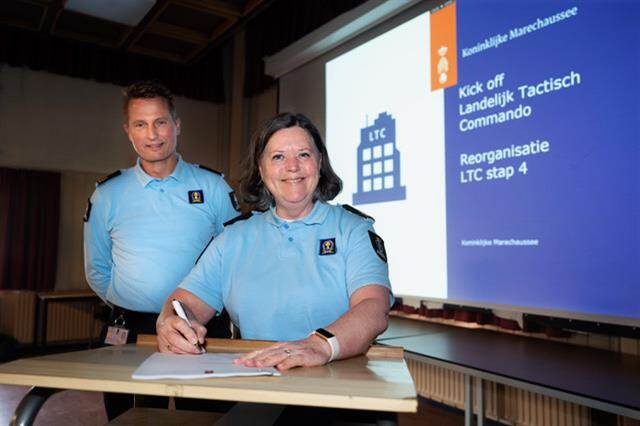 Commandant luitenant-generaal Annelore Roelofs ondertekent het Definitief Reorganisatieplan.