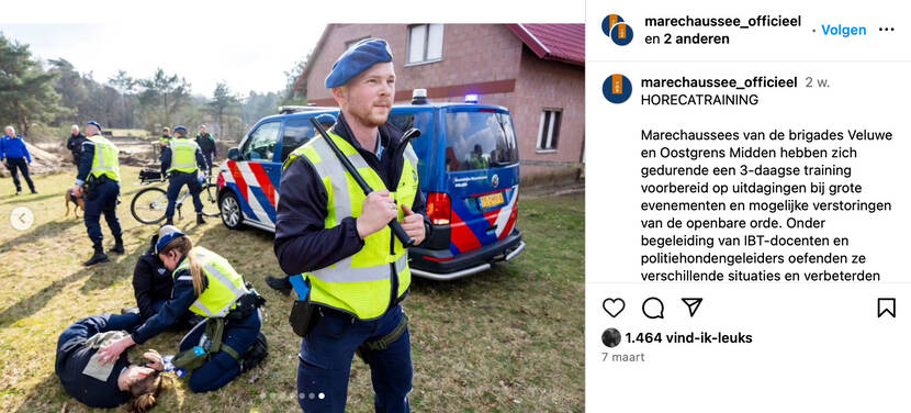 Screenshot van post waarop marechaussees iemand aanhouden tijdens een zogeheten horecatraining.