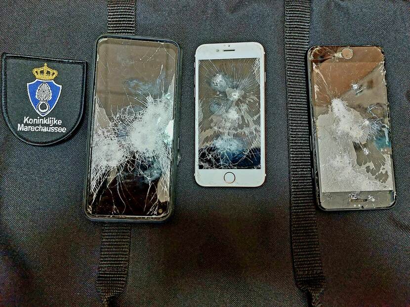 Sommige telefoons waren flink toegetakeld, bijvoorbeeld door de impact van granaatexplosies.