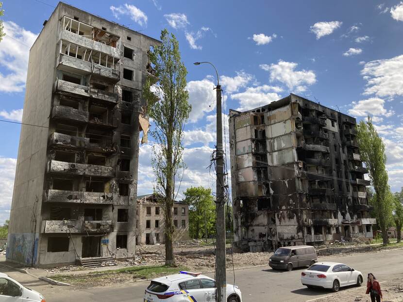 Een verwoest, zwartgeblakerd flatgebouw.